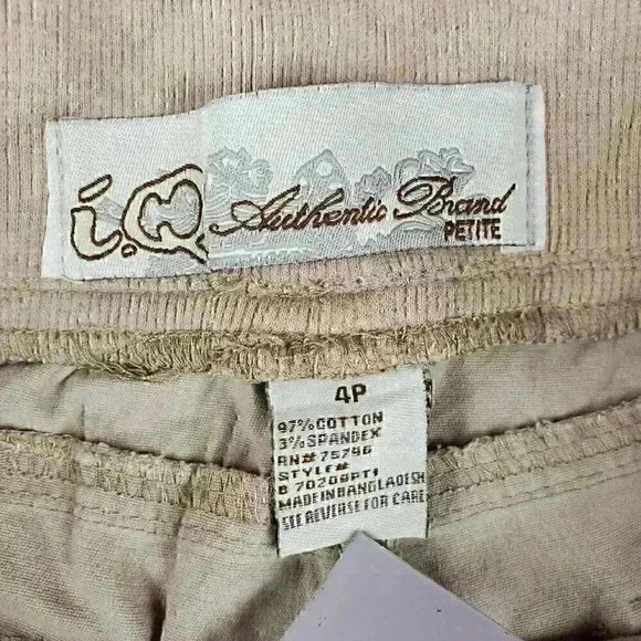 Authentic Petite Women Shorts Size 4P Beig… - Picture 7 of 8